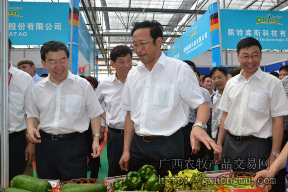 陈章良副主席向牛顿副部长介绍广西名特优产品